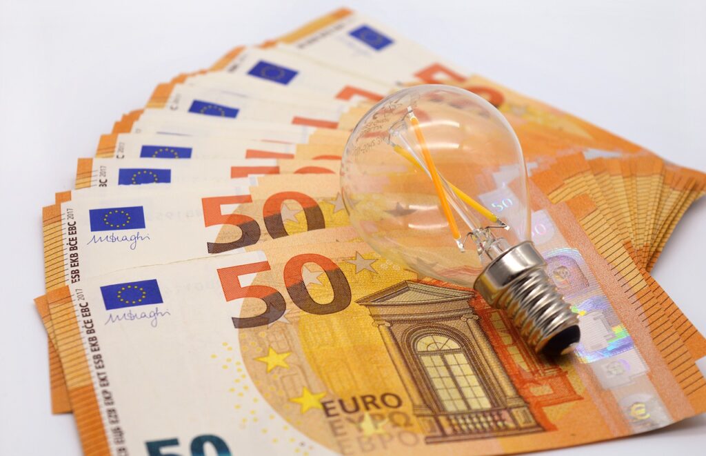 Money Finance Cash Lightbulb Led  - neelam279 / Pixabay